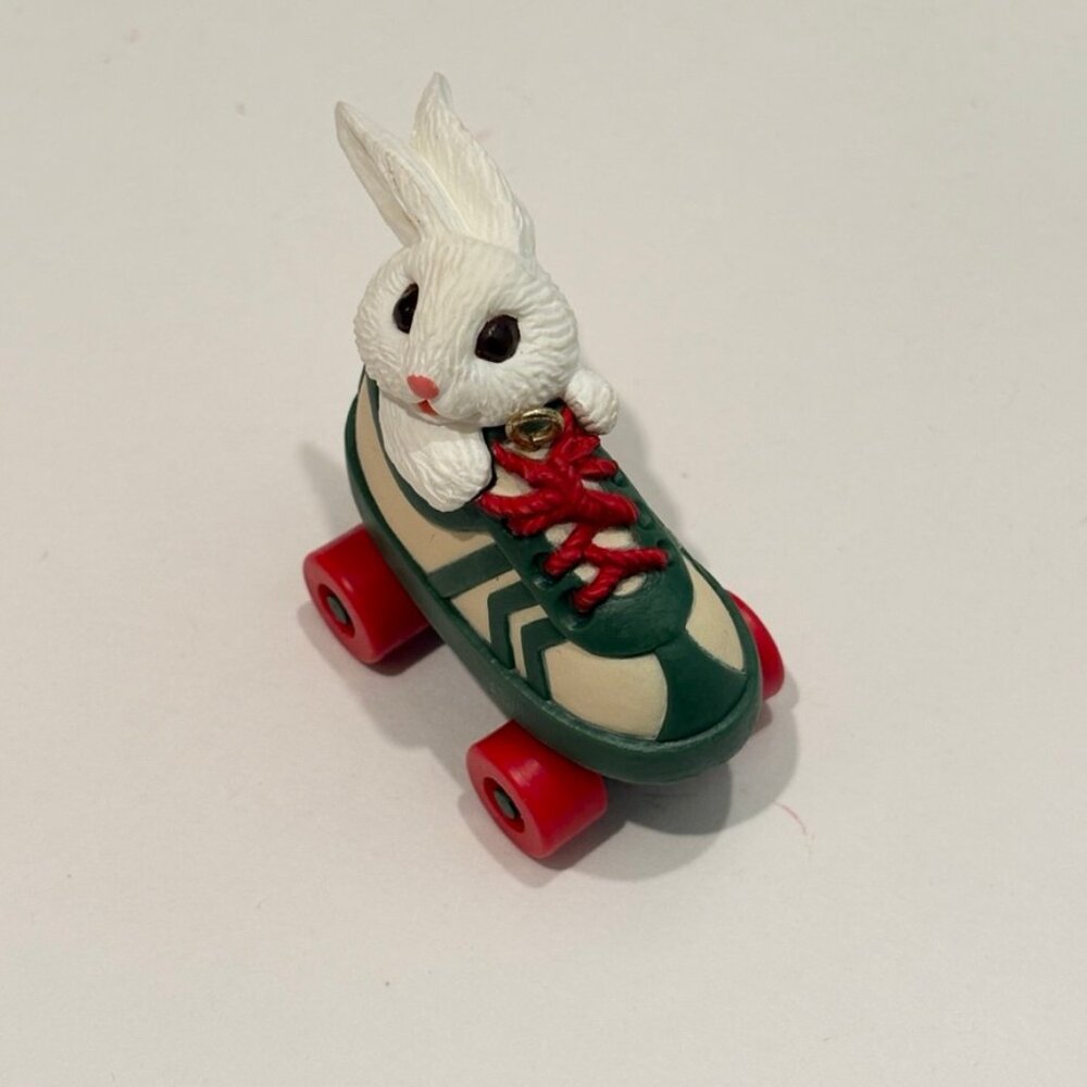 Vtg Hallmark Roller-Skating Rabbit ornament, 1984, in box - Picture 3 of 3